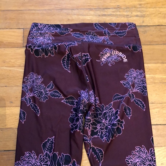 The UpSide Floral Crop/Capri Leggings in Maroon, size 6 - Picture 9 of 11
